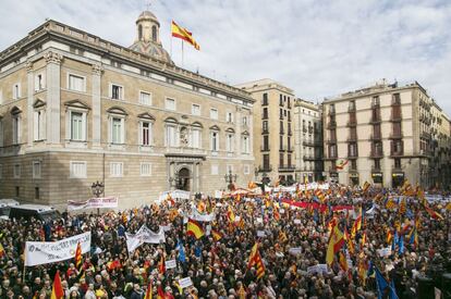 Els manifestants han omplert la plaça Sant Jaume.