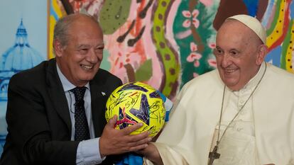 El Papa Francisco recibe un balón de fútbol de José María del Corral, presidente de Scholas Occurrentes.