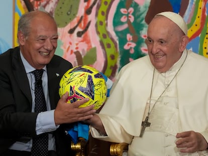 El Papa Francisco recibe un balón de fútbol de José María del Corral, presidente de Scholas Occurrentes