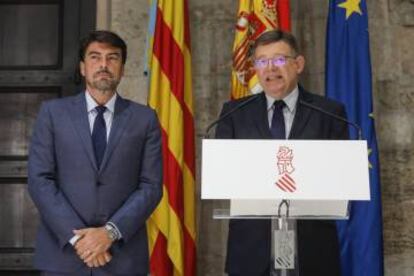 El presidente Puig (dcha) con el alcalde de Alicante, Luis Barcala.