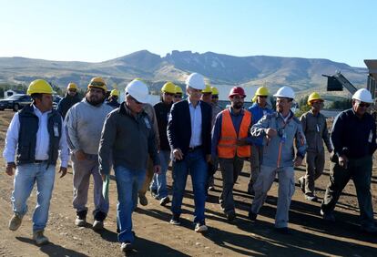 El presidente Macri recorre las obras de remodelación del aeropuerto de San Martín de los Andes, en la Patagonia.