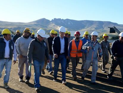 Mauricio Macri percorre as obras de remodelação de um aeroporto na Patagônia.