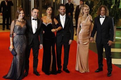De izquierda a derecha, Núria Cunillera y su esposo Xavi Hernández, Daniella Semaan y su esposo Francesc Fabregas y Vanesa Lorenzo y su esposo Carles Puyol.