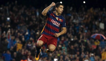 Luis Suárez celebra uno de sus goles ante el Sporting.