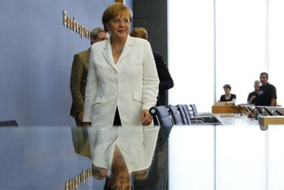 La canciller alemana, Angela Merkel, abandona la tradicional conferencia de prensa previa a las vacaciones, ayer en Berlín.