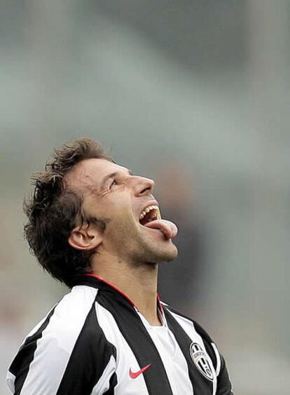 Del Piero, capitán de la Juventus, se lamenta tras fallar una ocasión