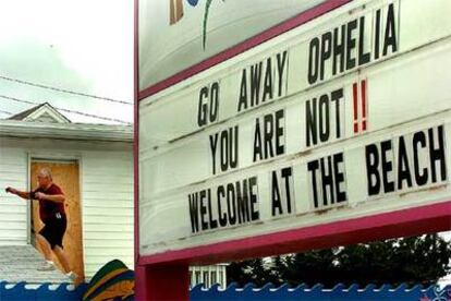 <i>Vete Ophelia. No eres bienvenida en la playa</i>, reza un cartel en Atlantic Beach, Carolina del Norte.