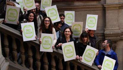 Colau y representantes de salas de ocio y festivales muestran el logo de la campaña contra el asedio.