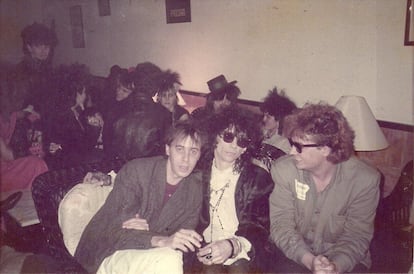 (De izquierda a derecha) Jorge Albi, dj y locutor de radio: "Toda esa gente era maravillosa: yo tengo una foto con Rafa Cervera (izquieda) en la que estamos con Stiv Bators (centro). Era muy amigo mío, un caballero, súper educado, pero se subía a un escenario y se transformaba, se convertía en un animal. Foto cedida por Rafa Cervera.