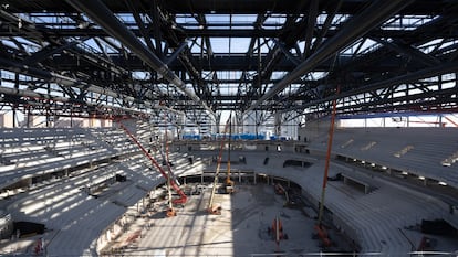 Interior de las obras del Roig Arena.