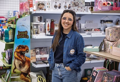 Florencia Miretti en la papelería Passarella  de Paiporta.