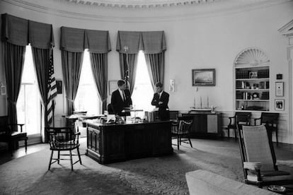 John F. Kennedy mantiene una conversación con su hermano Robert en el Despacho Oval de la casa Blanca, el 1 de abril de 1962.