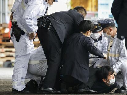 Agentes inmovilizan al supuesto autor del lanzamiento de una bomba de humo durante el mitin del primer ministro japonés, Fumio Kishida, este sábado en Wakayama, en el oeste de Japón.