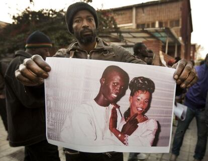 Un amigo de Ibrahima Dieye muestra una fotografía de su amigo fallecido.