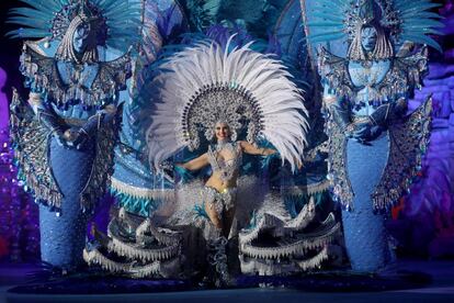 Carolina Izquierdo, vestida con la fantasía 'SOS Antártida' de Zara Díaz Mendoza, durante su actuación en la gala de elección de la Reina del Carnaval 2019 de Santa Cruz de Tenerife, el 27 de febrero de 2019.