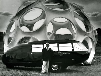 Buckminster Fuller delante de su Dymaxion car y el FlyesEye Dome en su 85 cumpleaños.