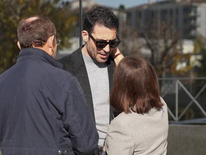 El actor Miguel Angel Silvestre en el tanatorio de Castellón donde se realizó el velatorio por su padre este miércoles.