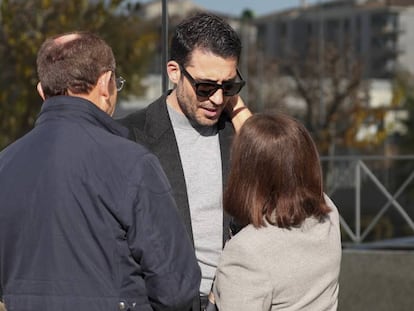 El actor Miguel Angel Silvestre en el tanatorio de Castellón donde se realizó el velatorio por su padre este miércoles.