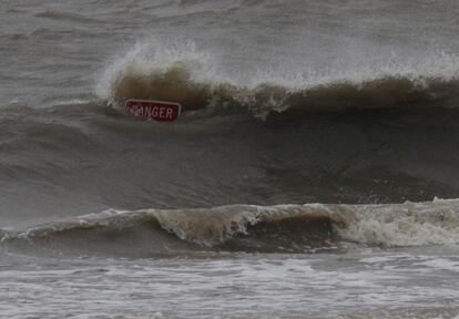 Vista de las olas producidas por el paso del huracán Isaac en Biloxi, Mississippi (EE UU), que ha entrado en Luisiana con vientos sostenidos de 130 kilómetros por hora.