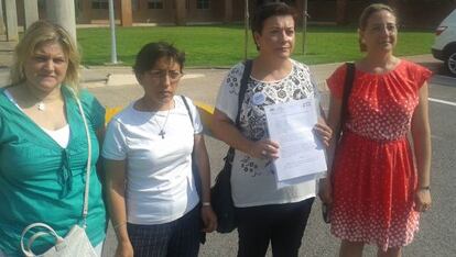 Representantes de FAPA-Valencia registran el recurso contra el ajuste escolar ante la Consejería de Educación.