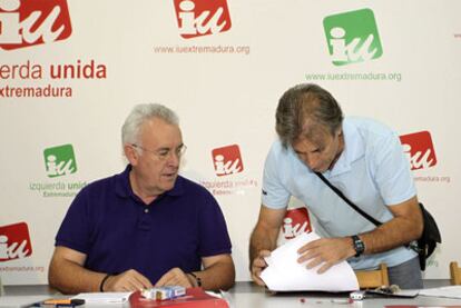 Cayo Lara (izquierda) y Pedro Escobar, en la reunión mantenida en Mérida el 18 de junio.