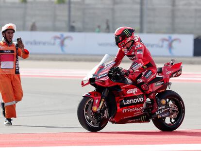 Francesco Bagnaia, del Ducati Lenovo Team, celebra su triunfo en el circuito de Mandalika, este domingo.