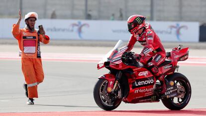 Francesco Bagnaia, del Ducati Lenovo Team, celebra su triunfo en el circuito de Mandalika, este domingo.