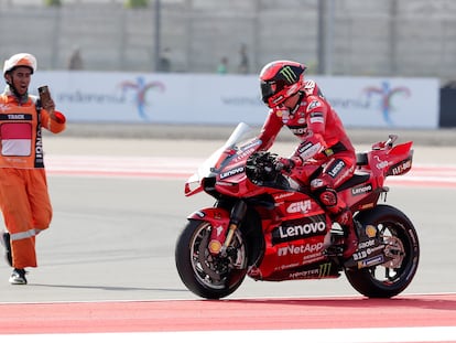 Francesco Bagnaia, del Ducati Lenovo Team, celebra su triunfo en el circuito de Mandalika, este domingo.