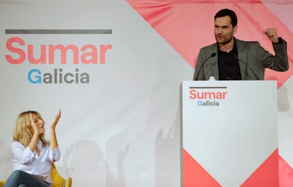 El portavoz de Sumar Galicia, Paulo Carlos López, interviene ante la mirada de Yolanda Díaz durante la presentación de Sumar Galicia en A Coruña el 16 de diciembre.