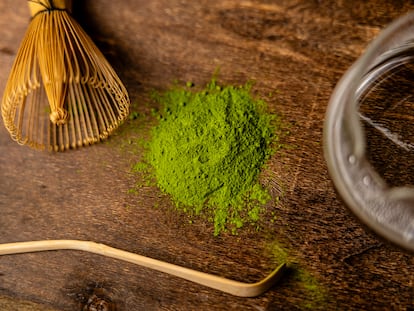 Té 'matcha', con algunos de los utensilios que se utilizan en su preparación.