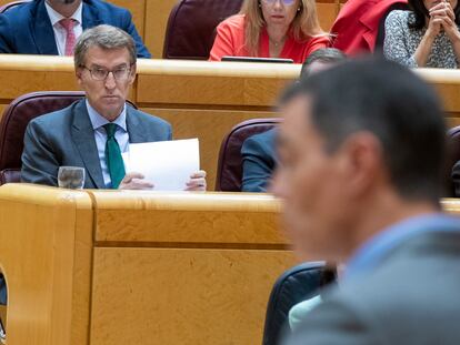 El líder de la oposición, Alberto Núñez Feijóo, escuchaba a Pedro Sánchez durante un pleno del Senado en octubre.