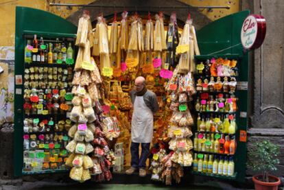 Una tienda de pasta en el barrio de Spaccanapoli, en Nápoles (Italia).