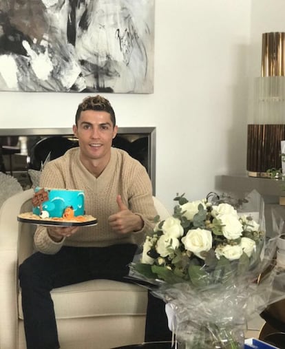 El delantero del Real Madrid ha querido agradecer las muestras de cariño recibidas por su cumpleaños publicando esta imagen en su cuenta de Instagram. Una fotografía en la que el portugués ha dejado ver un cambio de 'look' y ha vuelto a las mechas rubias.