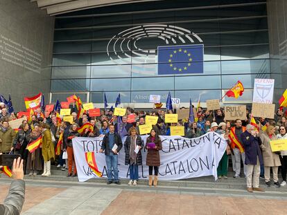 Concentración ante la puerta principal del Parlamento Europeo en Bruselas, el pasado domingo, en contra la ley de amnistía. En el centro, la eurodiputada del PP Dolors Montserrat.
