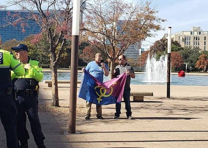 Uno y dos: los dos manifestantes que acudieron a una manifestación por el orgullo hetero en Dallas el pasado fin de semana.