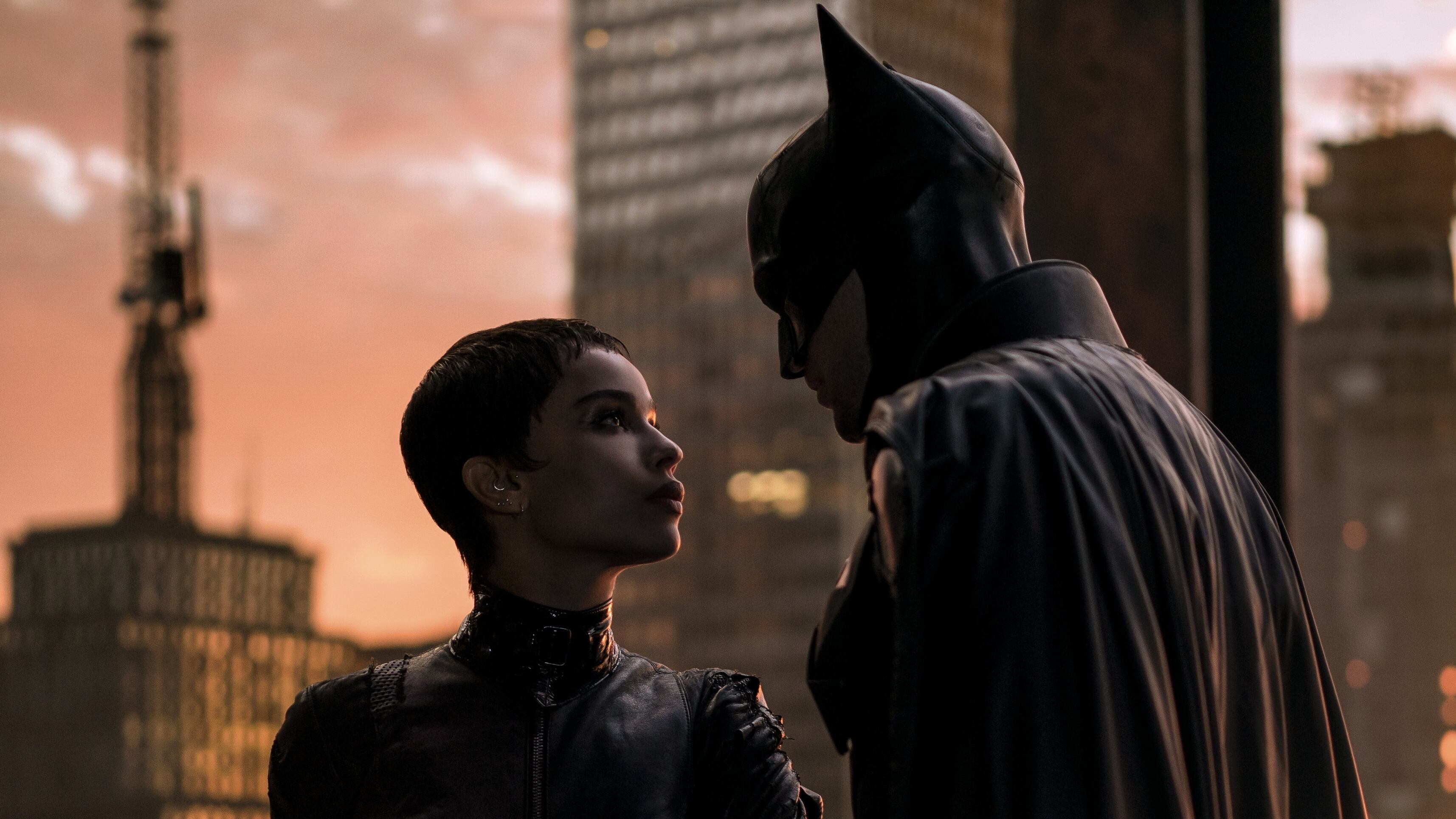 Zoe Kravitz y Robert Pattison en 'The Batman'. 