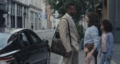 Marlon Wayans y Rashida Jones en 'On the Rocks'.