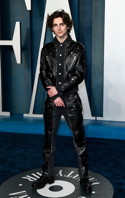 Timothée Chalamet, que había acudido a la ceremonia sin camisa bajo un traje de la línea femenina de Louis Vuitton, cambió de estilismo para pasarse a un total look de cuero.