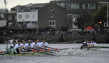 Oxford University en cabeza durante la regata.