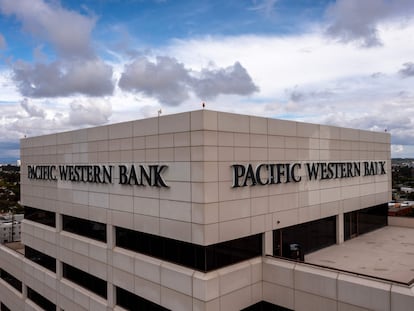 Vista aérea de la sede del Pacific Western Bank en Los Ángeles, California.