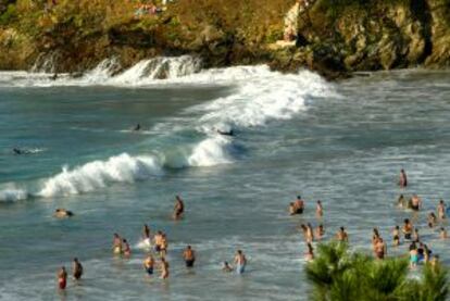 Bañistas en la playa de los Campos, en Tapia de Casariego (Asturias), una de las sedes del mundial de surf.