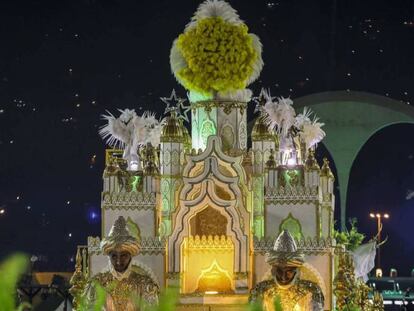 Carro alegórico da escola de samba Mocidade, em desfile no sambódromo