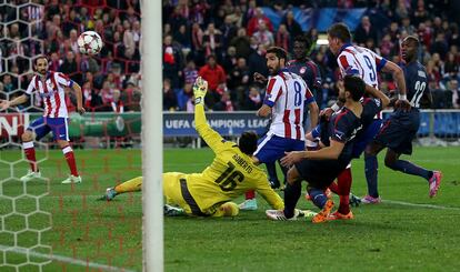 Raúl García anota el primer gol del Atlético tras un error de Roberto.