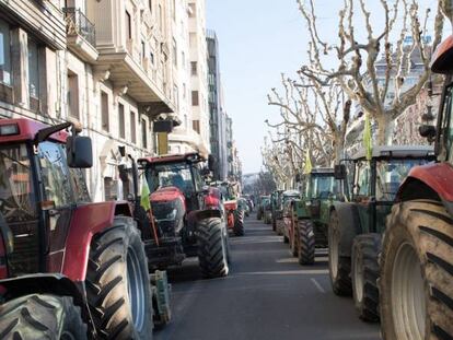 Protestas de agricultores este viernes en Lleida para reclamar precios justos para los productores agrícolas. EFE/Oscar Cabrerizo/Archivo