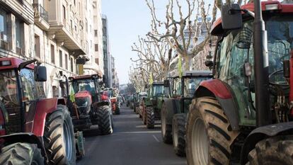 Protestas de agricultores este viernes en Lleida para reclamar precios justos para los productores agrícolas. EFE/Oscar Cabrerizo/Archivo