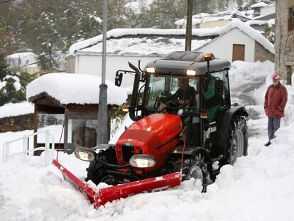 Un tractor trata de despejar un pueblo de Asturias tras las nevadas.