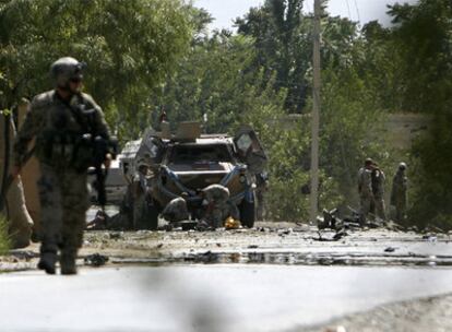 Soldados alemanes inspeccionan el escenario de un atentado contra un convoy militar el pasado 5 de septiembre en Kunduz.
Wolfgang Schneiderhan, en 2008.