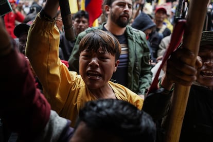 Manifestantes de la Guardia Indígena a las afueras del Palacio de Justicia, en Bogotá, el 8 de febrero de 2024.