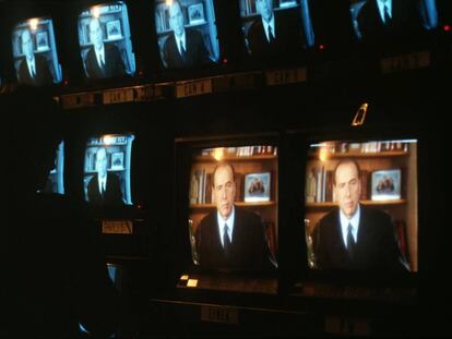 Unos monitores de los estudios Rai, en Roma, recogen el momento en el que Silvio Berlusconi decide entrar en política, en enero de 1994