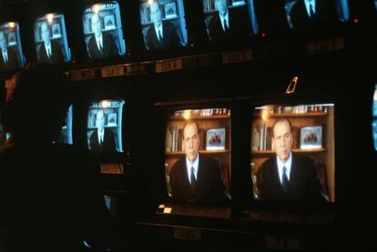 Unos monitores de los estudios Rai, en Roma, recogen el momento en el que Silvio Berlusconi decide entrar en política, en enero de 1994